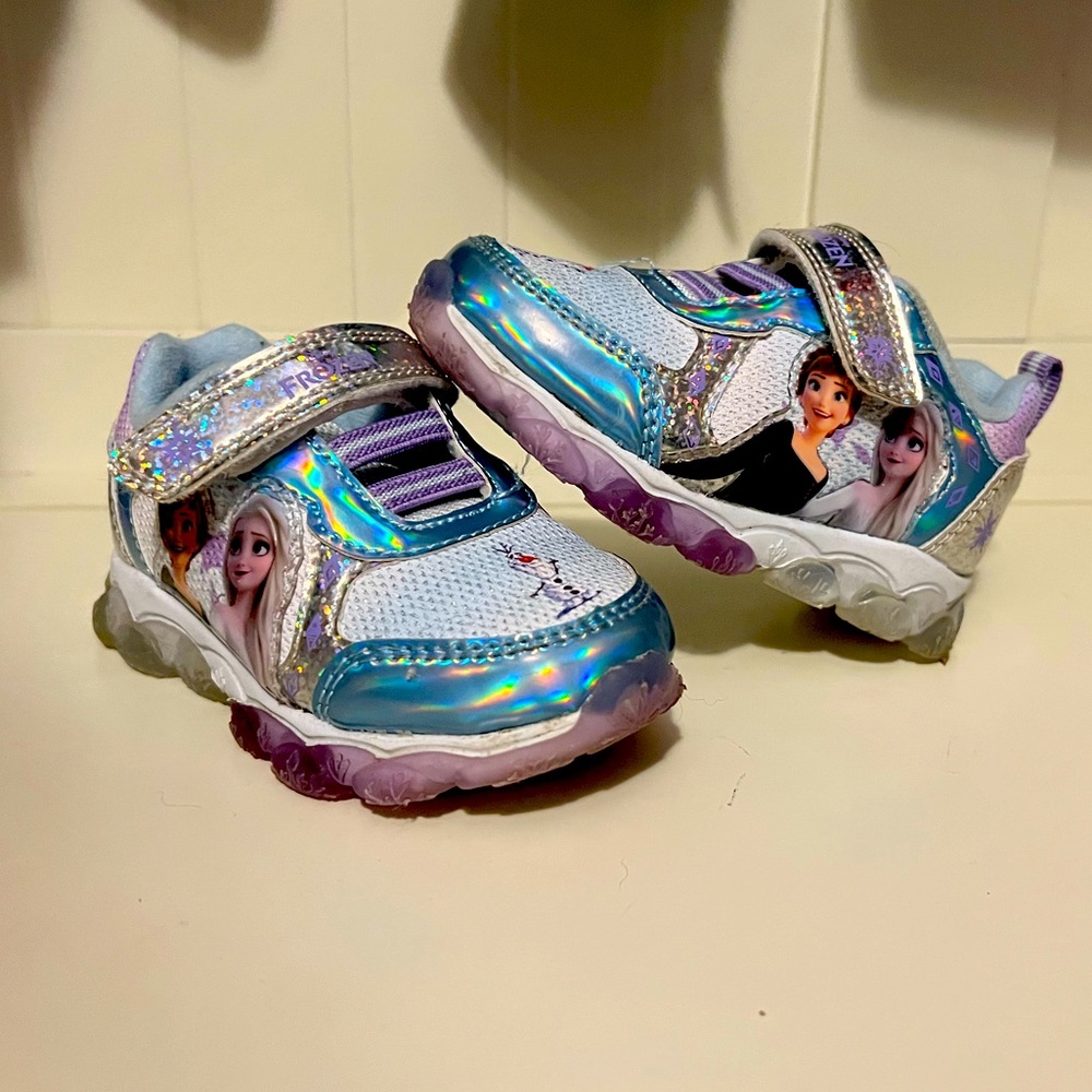 Toddlers Girl’s Brand New Frozen Ana & Elsa Light Up Sneakers 6C